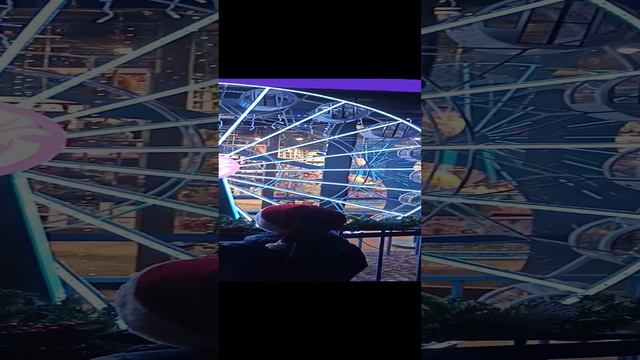 Игрушечное колесо обозрения на Набережной в Ялте