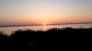 восход над озером в крыму