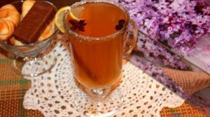 Глинтвейн из белого вина с лимоном и корицей