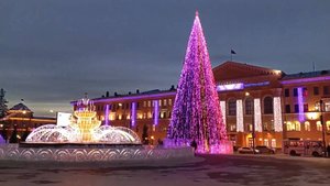 Томск встречает 2025 год. Новогодняя ёлка и фигуры изо льда