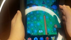 Играю в игру Cut the rope 2 (Ам ням). Пройденные уровни (103-108) и заработал медали.