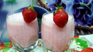 Коктейль молочно клубничный