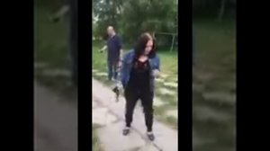 Пьяная баба с большой собакой