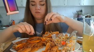 Мукбанг Варёные раки, салатик витаминный и безалкогольное пивоПробую раков впервые 🤗#мукбанг #раки