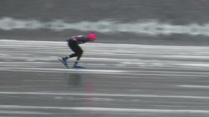 Профессиональный конькобежец на Байкале.