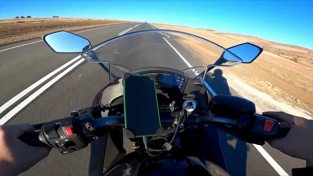 КАК ЗАХОДИТ В ПОВОРОТЫ НА БОЛЬШОЙ СКОРОСТИ КАВАСАКИ НИНДЗЯ 400