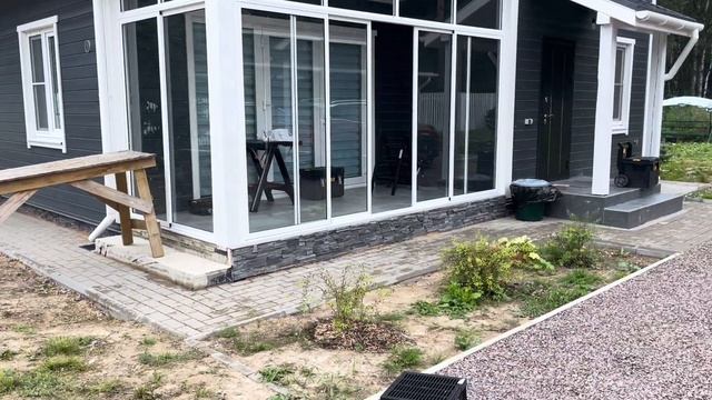 Раздвижное остекление террасы или веранды с беседкой .Безрамные окна в загородном доме.