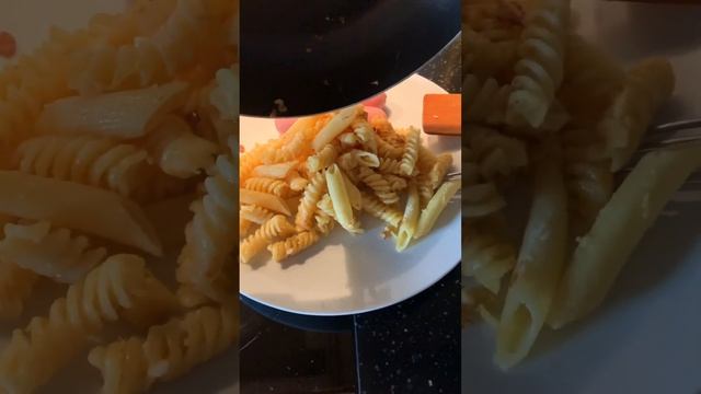 Сосиски, макароны с яйцом и болгарский красный перец#завтрак#едаирецепты #едимдома #едимвкусно #лай