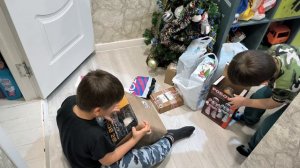 01.01.2025. Дед Мороз принес подарки Артуру, Руслану и Юле