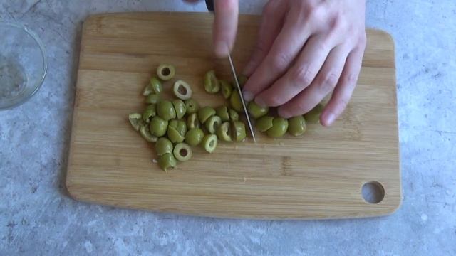 Кальмары, фаршированные киноа и оливками.