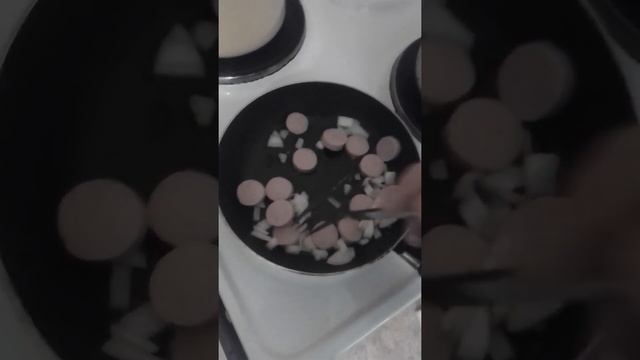 Как пожарить сосиску с луком в домашних условиях смотреть онлайн
