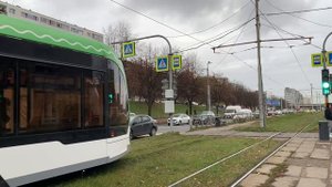 Городской транспорт Калининграда в пасмурный, октябрьский день на Московском пр-те и Рыбной деревне