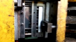 Работа пресс-формы на ручку ведра на термопласте