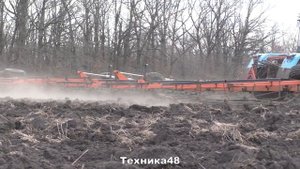 Тракторы ХТЗ-17221 и МТЗ-1221 на закрытии влаги. Зубовые бороны после плуга. Липецкая область