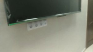 Как  65 дюймов телевизор оказался на кроштейне.