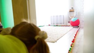 Марго мама и папа играют с лего