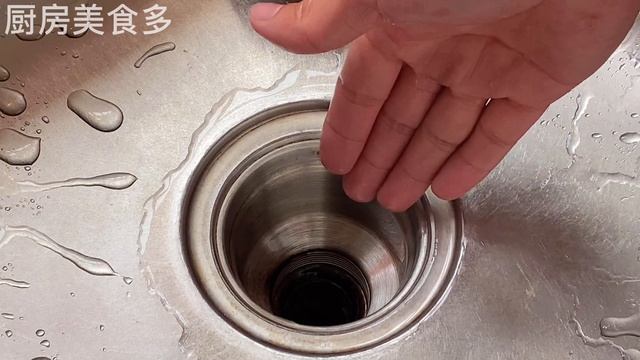 把可樂倒進下水管道中，沒想道作用這麼厲害，看完趕緊回家試一試，可以省下不少錢，【廚房美食多】