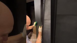 Душевая стеклянная перегородка с распашной дверью, которая не потечет.
