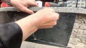 Ремонт фасадной плитки, крыльца здания. Клеим на герметик.