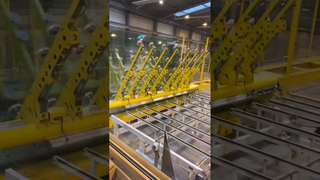 Команда Окна Продакшн на стекольном заводе Ларта Гласс.