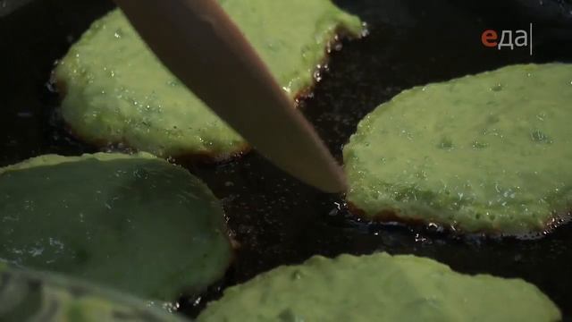 Оладьи из зеленого горошка с соусом