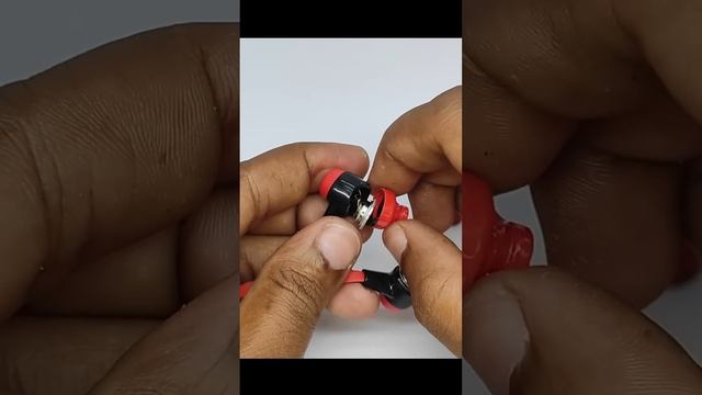 Полезная самоделка из старых наушников.