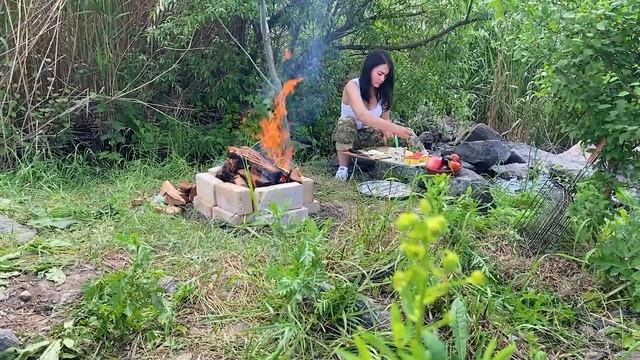 Поймала и Приготовила ФОРЕЛЬ ГОЛЫМИ РУКАМИ на Дикой Речке! Вкус просто бомба_Full-HD