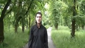 Смотри он около тебя...