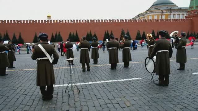 Военный оркестр на Красной площади - звучит марш-песня "Москва"