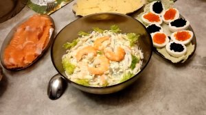 Лёгкий праздничный салат из морепродуктов и не только.
