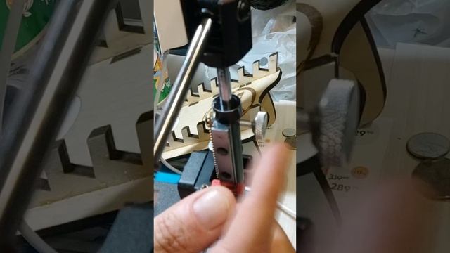 Как работает импровизированный компенсатор толщины камня на точилке Вектор смотреть онлайн