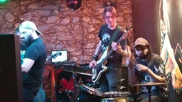 Фан видео с концертов Ширли Мырли #шмфан 3 (кавер Кино В. Цой Мама мы все тяжело больны) смотреть онлайн