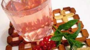 Компот из красной смородины и свежей мяты