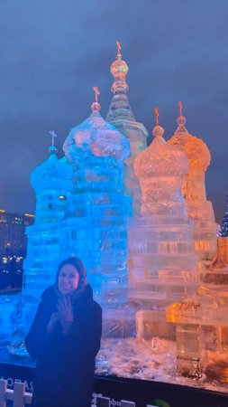 Храм Василия Блаженного изо льда показываю.