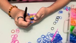 Как сделать из резинок стрекозу