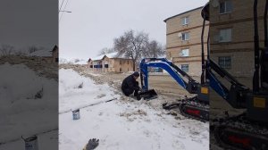Новогодняя чистка снега мини экскаватором