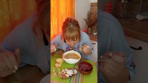 МУКБАНГ/ БОРЩ, КОПЧЕНОЕ САЛО, СВЕКЛА С ЧЕСНОКОМ/ МЕНЯ СЕГОДНЯ БОМБАНУЛО😠