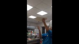 Крутит тесто