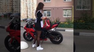 Школьница на мотоцикле