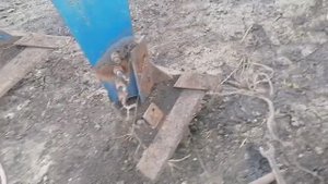 снимаю отвалы с плуга пску, получается плоскорез, кпэ в стойло.и животноводство, жом сено  органика