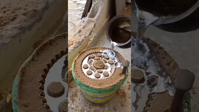 Отливка шестерни из металла.