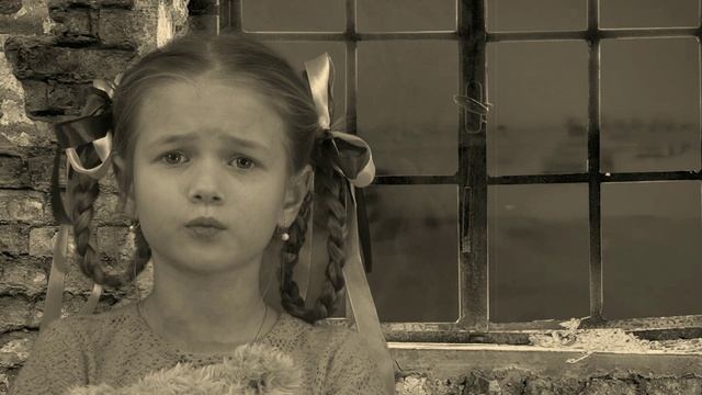 Оборванного мишку утешала... смотреть онлайн