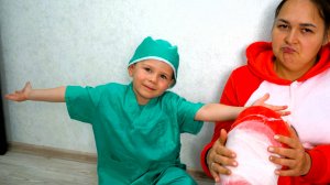 1 Ребенок играет в доктора и учится лечить больных