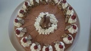 Шоколадно-творожный торт с вишней