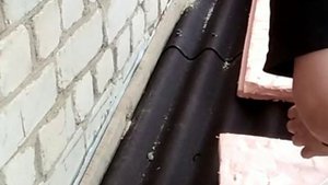 УКЛАДКА ОНДУЛИНА ПРИМЫКАНИЕ К СТЕНЕ ИЗ БЕЛОГО КИРПИЧА