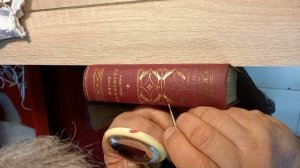 Пропись золота на книге вручную.