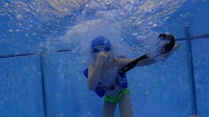 Учимся плавать в бассейне.