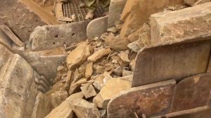 Строительство, дробление щебёнки