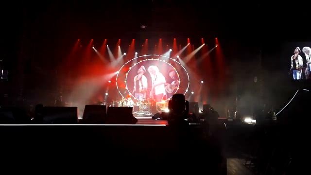 Queen + Adam Lambert 2016 Linz Austria Adam Linzer Stadion I Want It All Solo Guitar смотреть онлайн