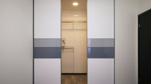 Гардеробная комната и современные двери купе